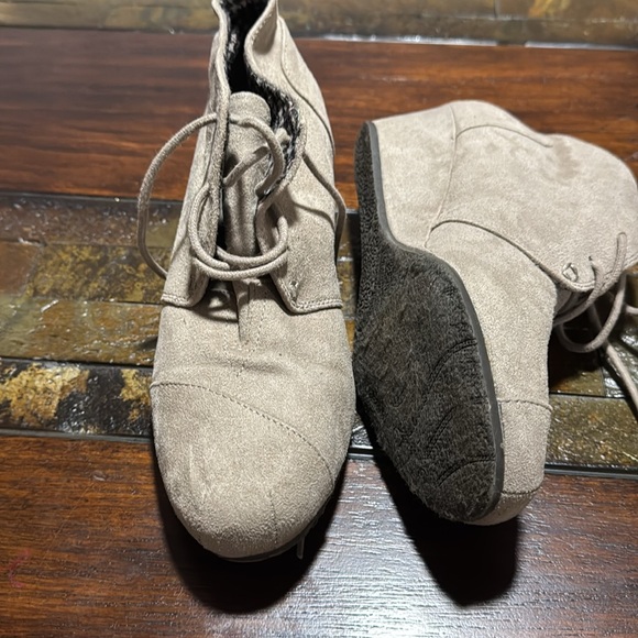 Size 7.5W beige boots in great pre-loved condition - Picture 2 of 5